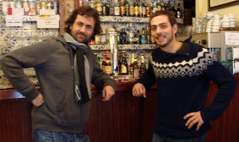 Jorge Arribas y Diego Galaz, en el Cafetín 'El largo adiós' de Valladolid.