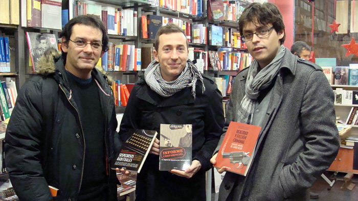 Antonio Marcos (autor) y Àlex Martín y Javier Sánchez (editores), en la librería 'A pie de página'.