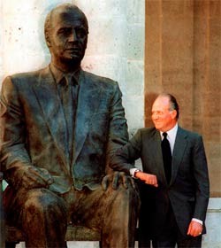 El Rey Juan Carlos I junto a la estatua que le reproduce de Antonio López y de los hermanos Julio y Francisco López Hernández. (Foto: TVE)