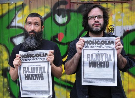 Los editores de 'Mongolia' muestran una de sus portadas más recientes con el titular "Rajoy ha muerto". Foto: C. Arranz.