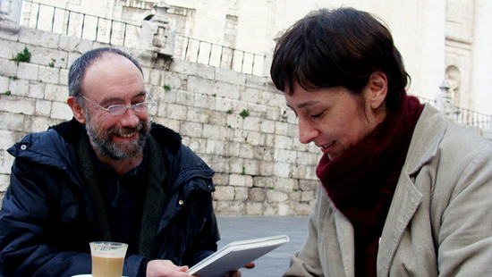 Eduardo Fraile y Mercedes Parada ojeando el libro 'El amor es y doce poemas rezagados'. Foto: L. Fraile.