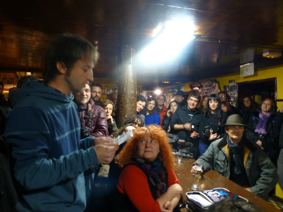 El poeta Jorge Pascual recitando durante los