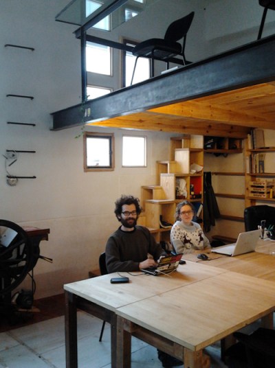 Pablo García y Laura Casanova, en el espacio de trabajo que comparten en el mercado de San Fernando. Foto: Puesto en construcción (PEC).
