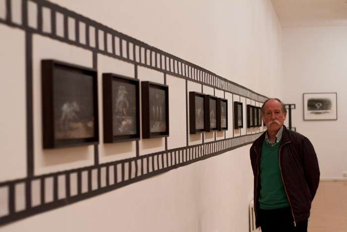 El pintor Rosendo García Ramos, 'Sendo', en su exposición en El Albéitar (León).