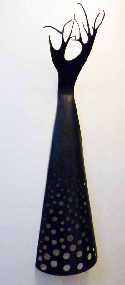Bata de cola Hierro 2013 105x28x30 cm.