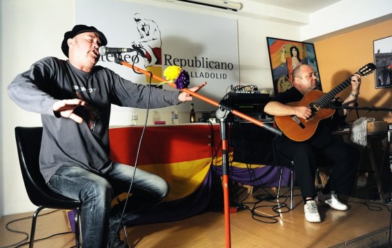 Dioni y Pitti, integrantes del grupo Bacanal, durante un concierto en el Ateneo Republicano de Valladolid. Foto: Carlos Arranz.