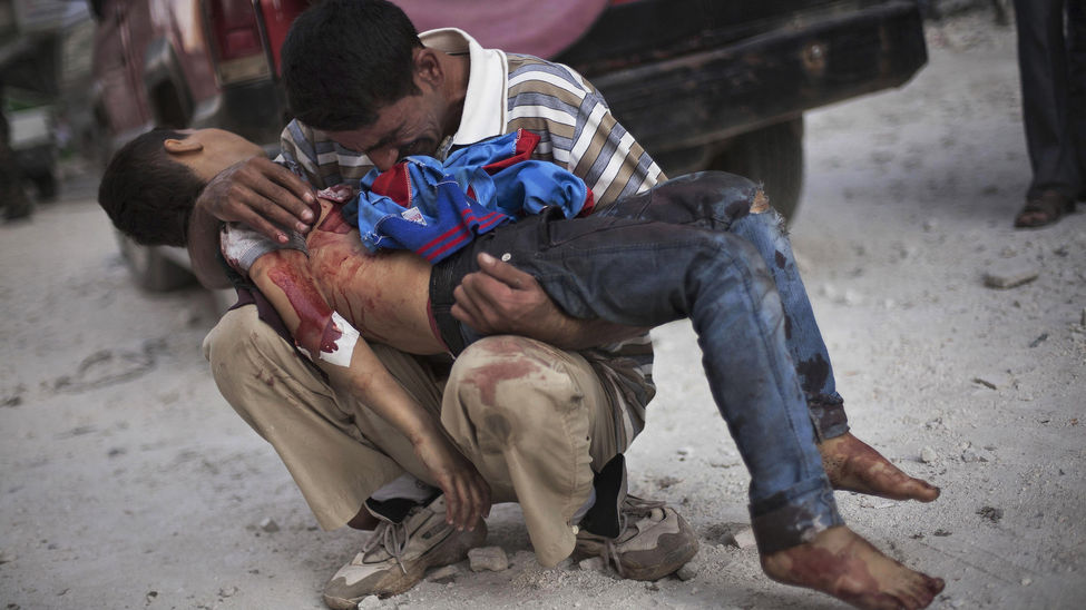 Un hombre llora mientras sostiene el cuerpo de su hijo, asesinado por el ejército sirio, en Aleppo. Esta es una de las fotografías galardonadas este año con el premio Pulitzer. / AP PHOTO. MANU BRABO 