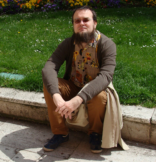 Mauro Entrialgo en las inmediaciones de la Biblioteca Pública de Valladolid. Foto: L. Fraile.
