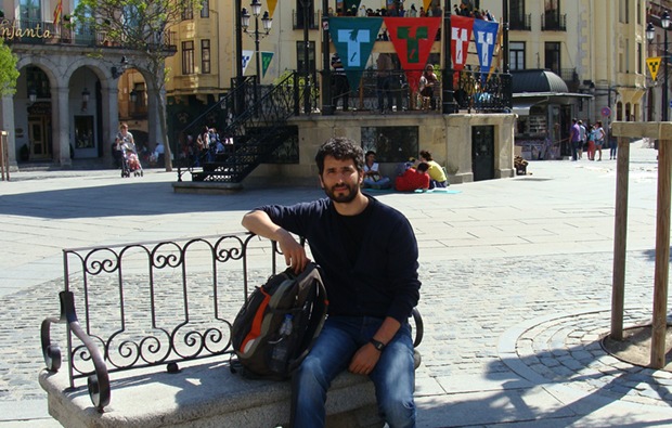 Aitor Sanz Juanes en la Plaza Mayor de Segovia, uno de los escenarios del Titirimundi. Foto: L. Fraile.