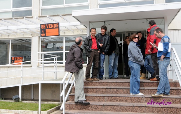Concentración de trabajadores a las puertas de El Mundo de Valladolid. Foto: Carlos Arranz.