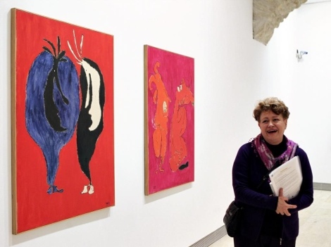 Maru Rizo, compañera del artista, junto a algunas obras de la exposición.