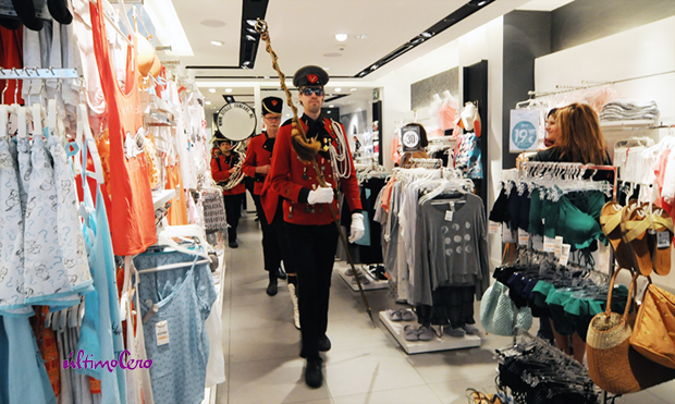 Los actores de la Stille Fanfarre dentro de un establecimiento de lencería femenina. Foto: Carlos Arranz.