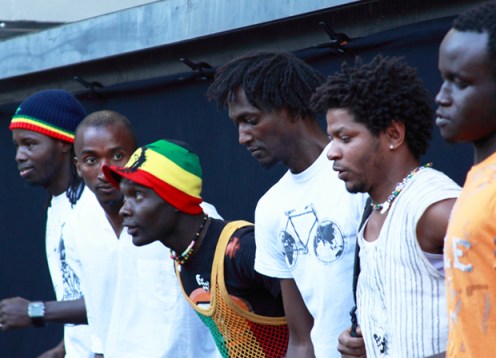 Actuación en la calle para interactuar con la gente. Foto: Nuevo Teatro Fronterizo.