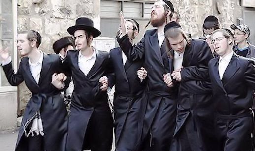 Manifestación de judíos ultraortodoxos contra el servicio militar israelí. (Haz click para ver la fuente).