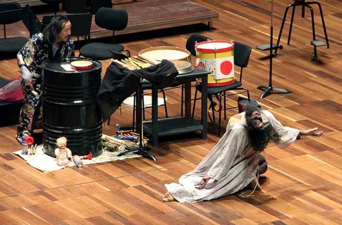 Katsunori Nishimura, a la izquierda, durante una actuación.