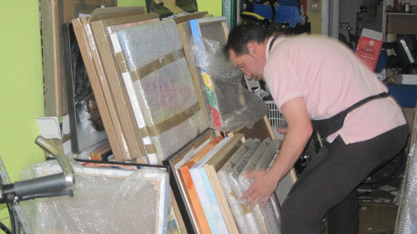 Pablo Martínez junto a algunos de los cuadros recibidos. Foto: E. Otero.