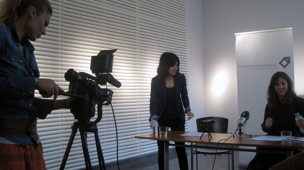 La periodista Laura Pastoriza preparándose para grabar a Lucía Alaejos, reponsable de Comunicación de la Fundación Cerezales, y curadora jefe, Rosa María Yagüez, curadora jefe de la Fundación. Foto: E. Otero.