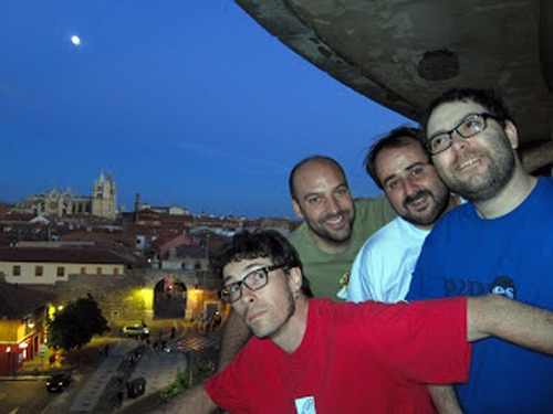 Los músicos de Tarna, Diego Gutiérrez y Rodrigo Martínez, y los narradores Pablo Parra y Manuel Ferrero.