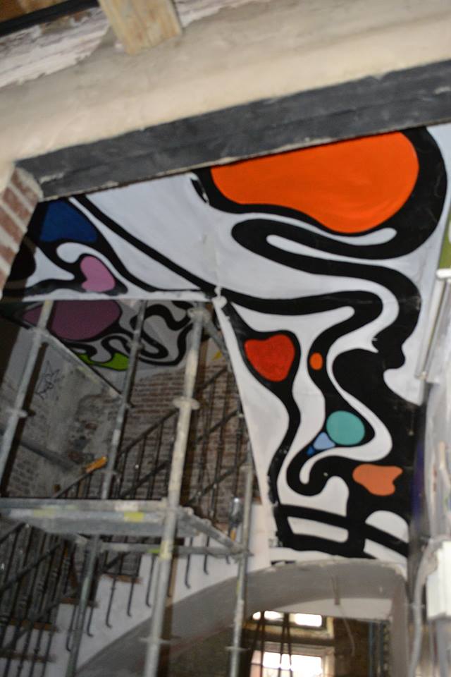 El mural pintado en el techo de la escalera 