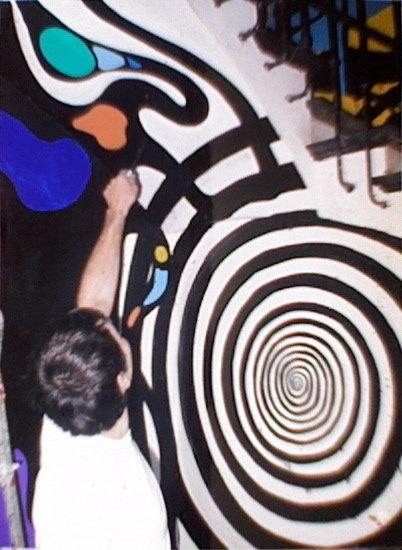 Caetano de Lima pinta el mural que el Ayuntamiento ha conservado