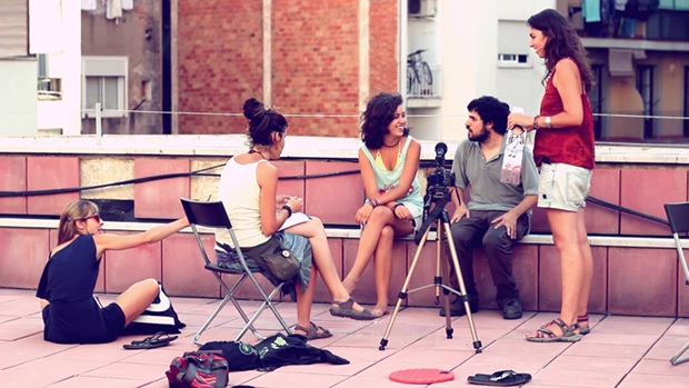 El equipo de rodaje con Enric Durán, de la Cooperativa Integral Catalana.