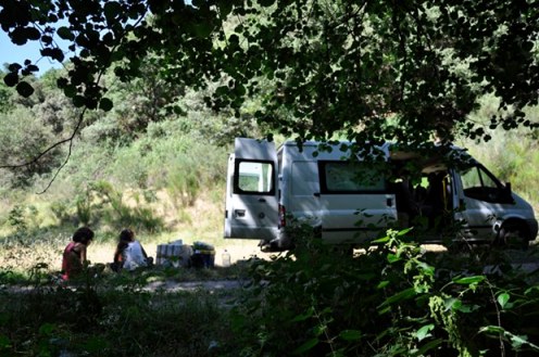 Momento de descanso (con la furgoneta al fondo).