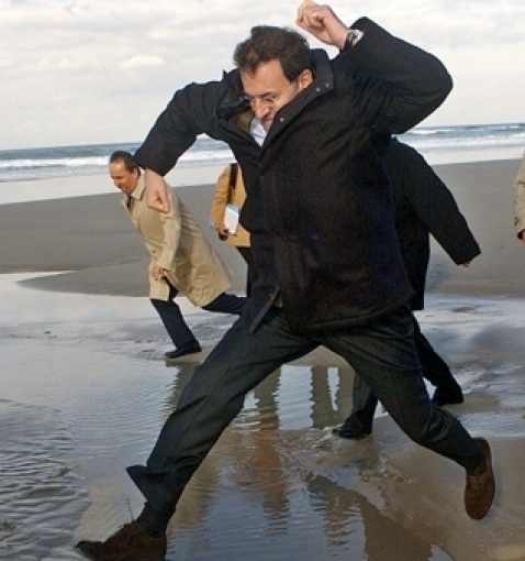 Rajoy durante una visita a las playas devastadas por el chapapote, en una imagen tomada en 2002.