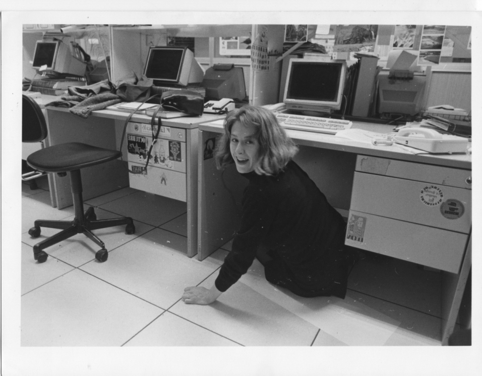 Violeta Oria debajo de la mesa en busca de un boli y pillada a traición por Mauricio Peña.