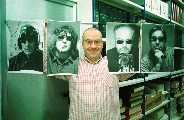 Pedro Marcos, con las fotos de los foteros. Fotografía: Mauricio Peña.