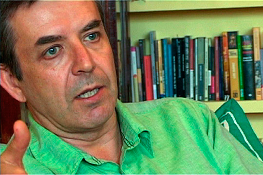 Carlos Fernández Liria, filósofo y ensayista entrevistado en el documental. Foto: Tres y un perro.