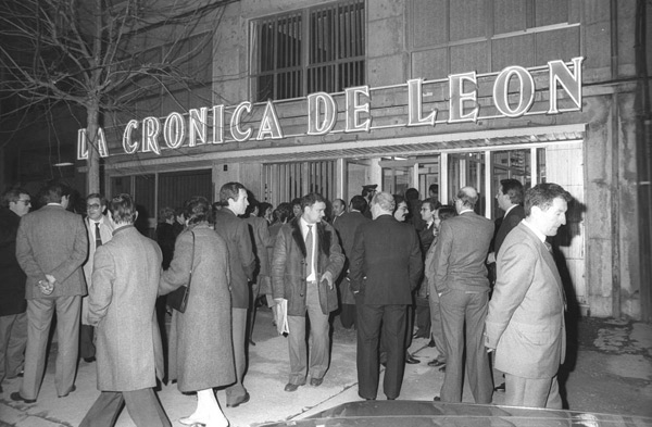 Así fue la salida del primer número, por la noche, en la primera sede. 