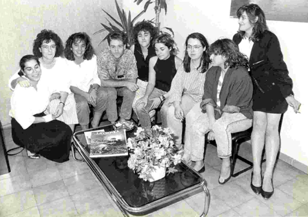 Verano de 1988. Nueve periodistas en prácticas. Ocho chicas y el Juanda.