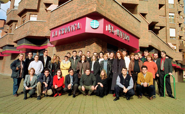 Abril de 1999. Foto de familia de la plantilla el primer día de la fusión con El Mundo, en la nueva sede del Polígono X. Fotografía: Mauricio Peña.