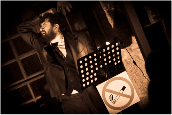 Ángel Simón, en un momento de su interpretación de 'Conferencia sobre el tabaco'.