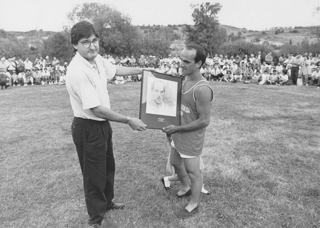 Óscar Campillo, durante su etapa como director de La Crónica, entregando uno de los premios de la lucha leonesa. Fotografía: Mauricio Peña.