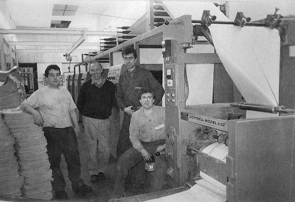 "Plantilla de Rotativa". Foto enviada por José Ramón Blanco Fernández: "Esta imagen es de más o menos 1994, lo sé porque el segundo por la derecha es Manovel, que estubo poco tiempo con nosotros. Ya ha fallecido. De derecha a izquierda: primero y sentado Pablo Santos, Moisés Ferrero, José Luis Manovel Yáñez y un servidor, José Ramón Blanco Fernández".