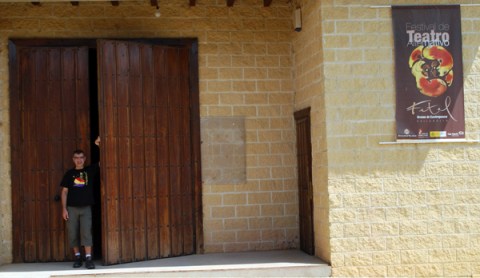 Raúl Gómez a la puerta del Corral de Anuncia, en Urones. © Fotografía: Tor.