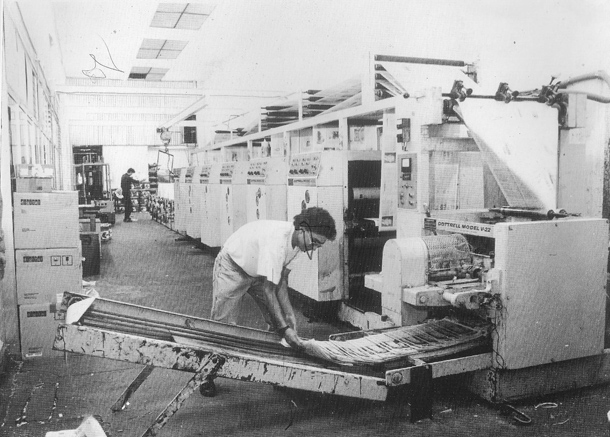 "Rotativa tirando". Foto enviada por José Ramón Blanco: "En la foto está sacando periodicos de la cinta Pablo Santos Agüallo y, al fondo, revisando periodicos, Moises Ferrero Barrera".