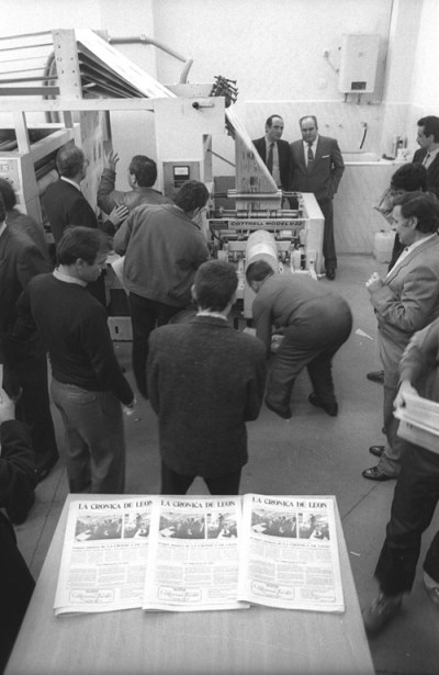 Los primeros ejemplares de La Crónica de León saliendo de la rotativa. Fotografía: Mauricio Peña.