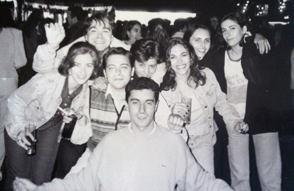 Foto enviada por Uribe: "Una imagen del Sector Porras del año 95. De fiesta en Vegas del Condado: Laura González, Uribe, Porras, Marián, Eva Suárez, Carmen Perrino, Eva Madruga y abajo Jorge Cayado". 