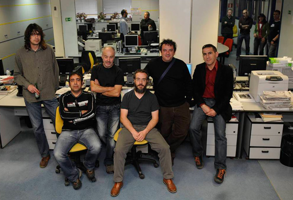 Los foteros, con el archivero Pedro Marcos. Foto: Mauricio Peña.