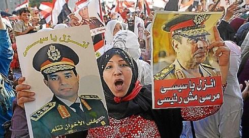 Una mujer participa en la manifestación de Tahrir en apoyo al golpe de Estado de los militares contra Mursi. (AFP).