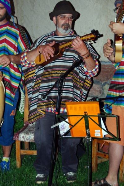 Braulio Gracía, 'El Lugareño', debuta como músico, tocando el charango, con el grupo Incassette.