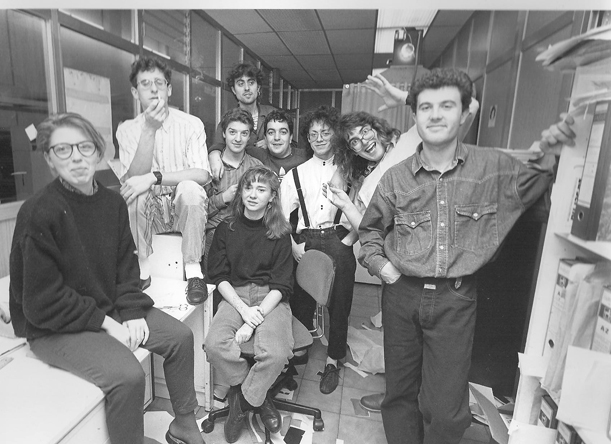 Foto enviada por José Ramón Blanco: "La sección de Montaje, cuando se montaba el periodico en papel encerado para luego pasarlo a fotolito. Puede ser en torno a 1990, luego esta seccion desapareció. Están: Elena, David, Marga, Nicanor y Juan Manuel; de preimpresion Juan Carlos y Agustin, y de  rotativa Moises y yo, José Ramón. La foto nos la saco Cundi, a los que estabamos un dia normal por la noche. Faltan los de cierre".