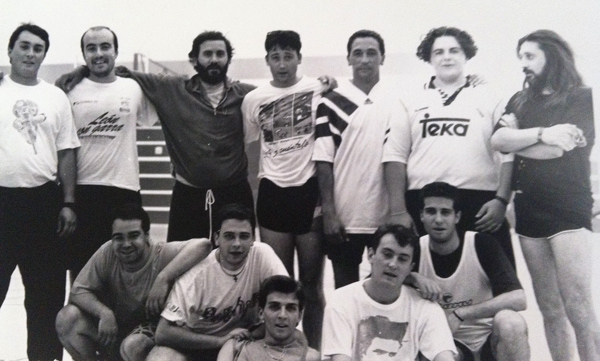Foto remitida por Uribe: "artido de futbito Redacción-Practiqueros, creo que del año 93. Arriba: César F. Buitrón, Yosu, Ful, JuanDa, (creo que Juan Carlos Díez, que marchó a México), Curro Higuero y Lolo.  Abajo: Uribe, Porras, Manuel Cerdá y de los otros dos, que eran vascos, no me acuerdo bien".