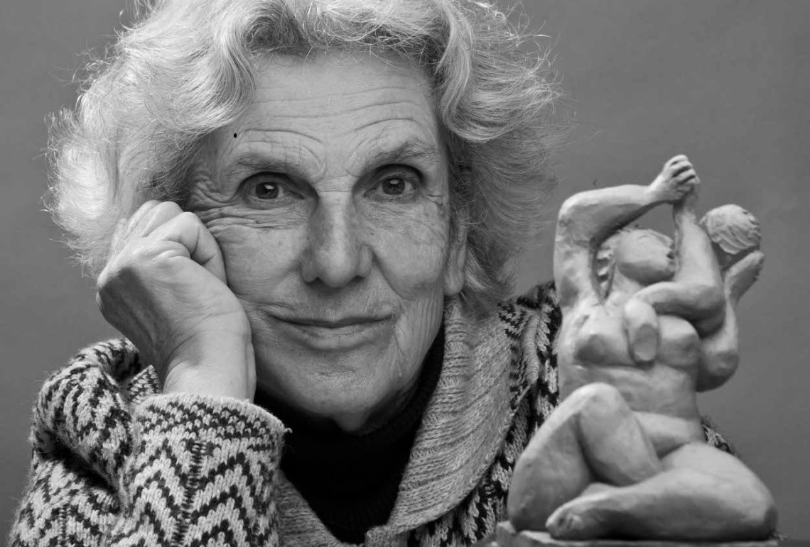 La artista con la maqueta de la escultura 