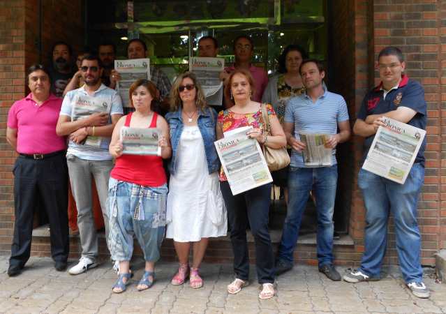 Trabajadores de La Cróncia, tras la rueda de prensa ofrecida este viernes. Fotografía de Sergio Jorge
