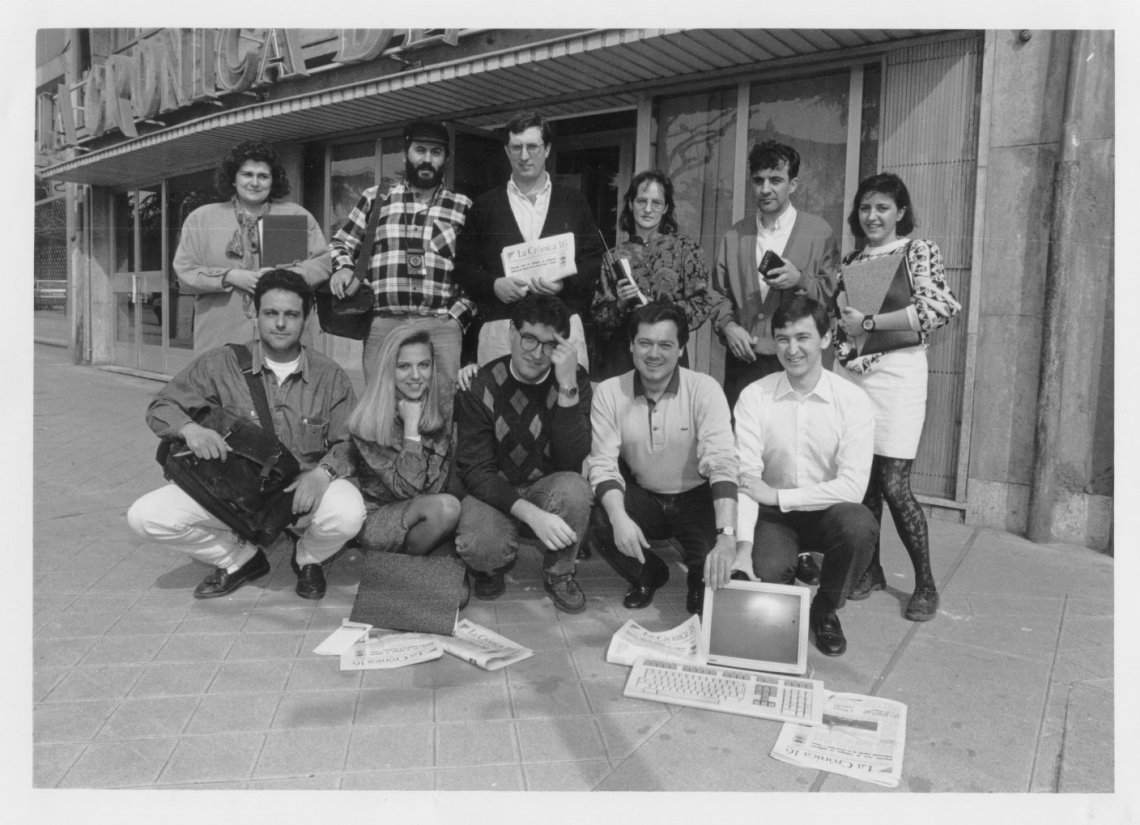 El equipo de La Crónica 16 en la entrada de la antigua sede de Paseo de la Facultad
