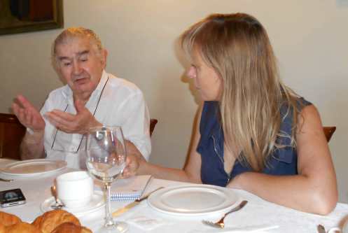 Antonio Gamoneda, junto a la delegada de la agencia Efe en León, Belén Molleda. Fotografía de Sergio Jorge