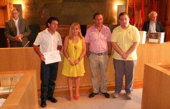 Los tres premiados por la Diputación, junto a la presidenta de la institución. Detrás, los responsables del ILC. Imagen: S. Jorge